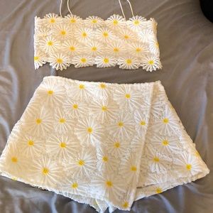 Forever 21 lace and daisy skort with zipper detail, size medium